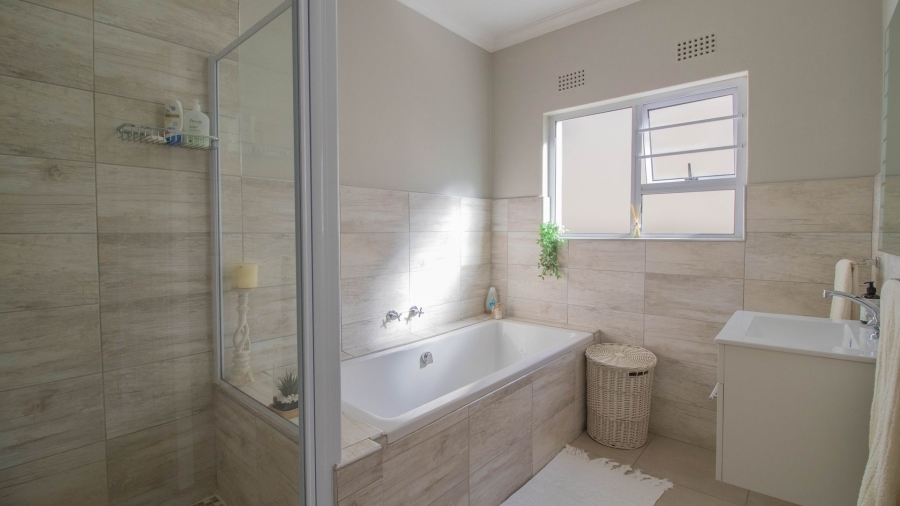6 Bedroom Property for Sale in Beacon Bay Eastern Cape